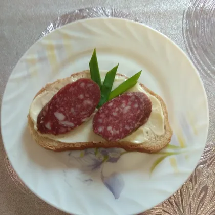 Бутерброд с плавленым сыром и сырокопченой колбасой