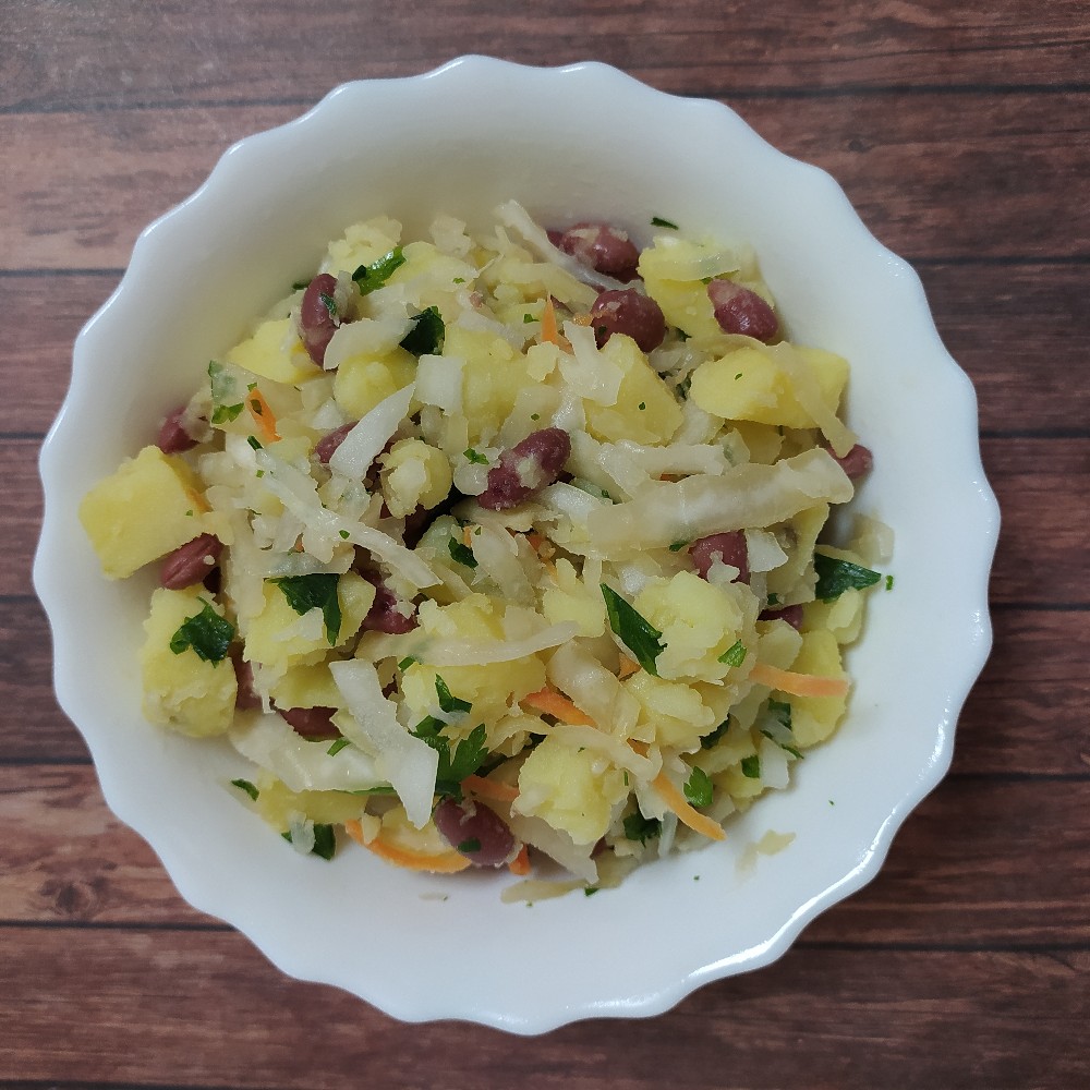 Салат из квашеной капусты, фасоли и картофеля (веганский)