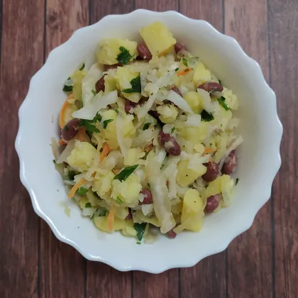 Салат из квашеной капусты, фасоли и картофеля (веганский)