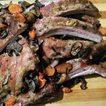 Свиные ребра в духовке с грибами и морковью