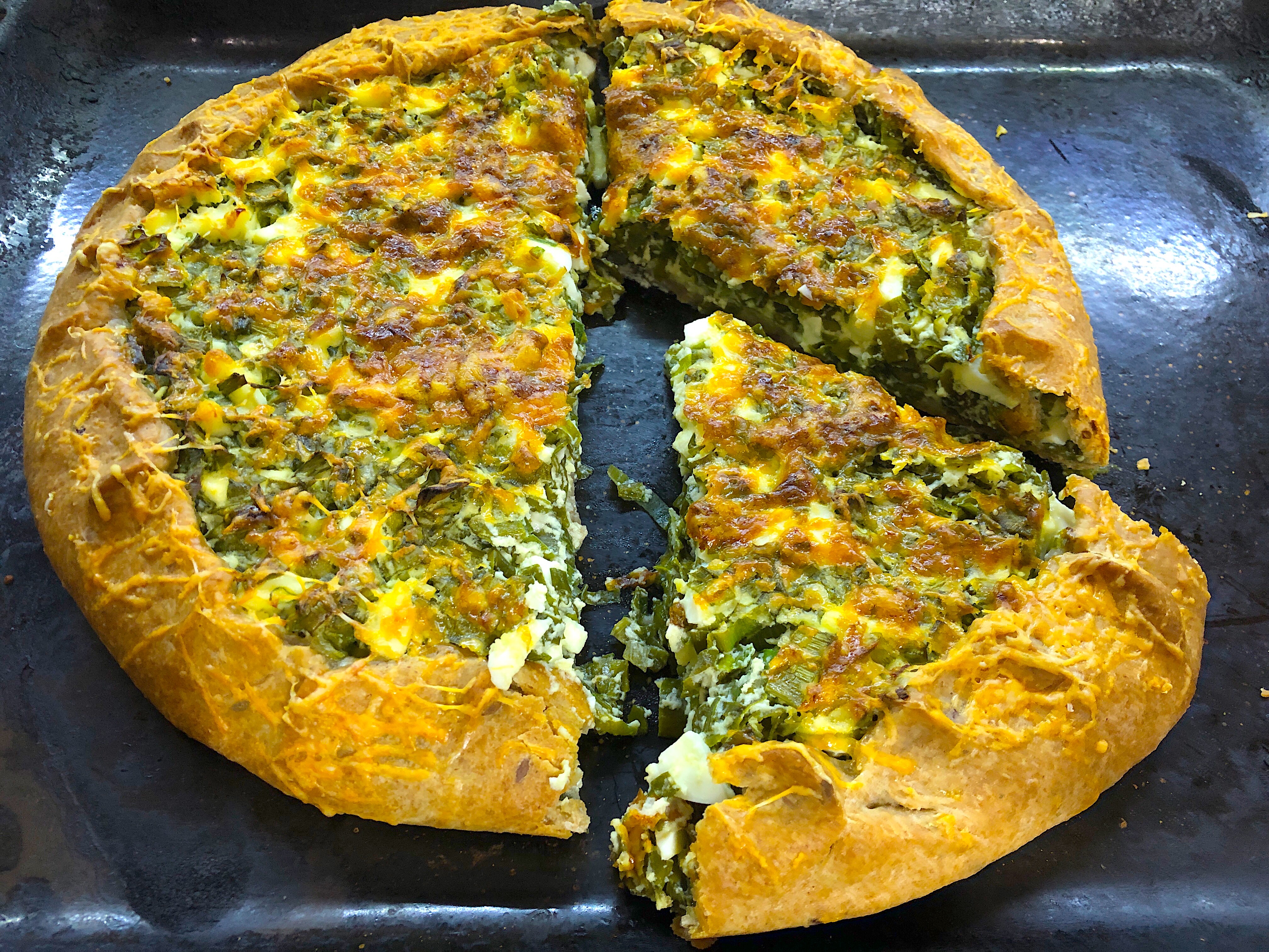Галета из цельнозерновой муки с луком и яйцом