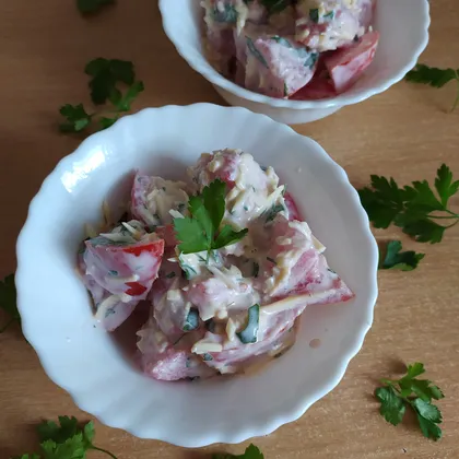 Салат из помидоров с сыром и сметаной