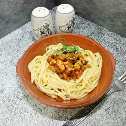 Спагетти с куриным филе, шампиньонами, помидорами и овощами