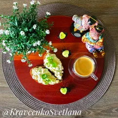 Яичный салат со свежим огурцом и кукурузой