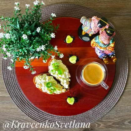 Яичный салат со свежим огурцом и кукурузой
