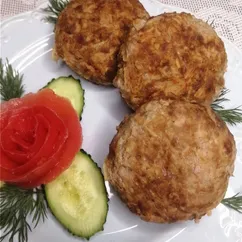 Биточки мясные с квашеной капустой и кускусом