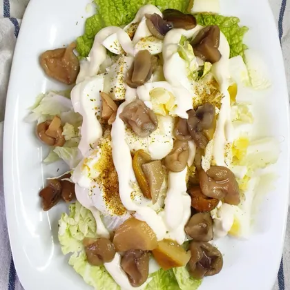 Салат с пекинской капустой, яйцом и маринованными грибами