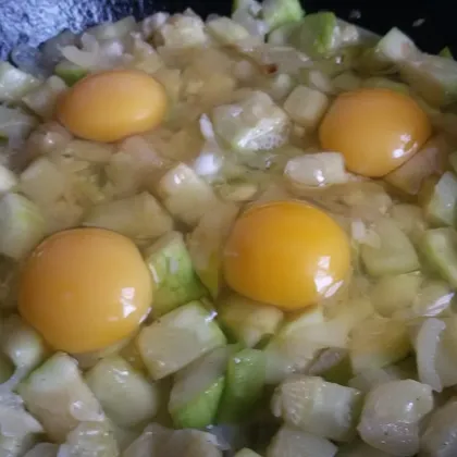 Тушеные кабачки с яйцом