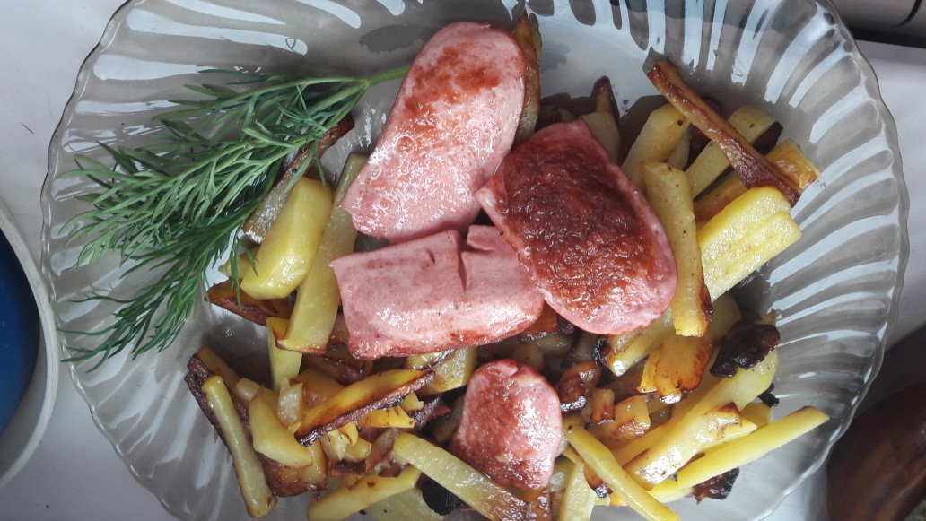 Картошка жареная с сосисками