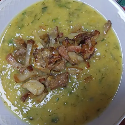 Гороховый суп с овощами, беконом и жареными грибами