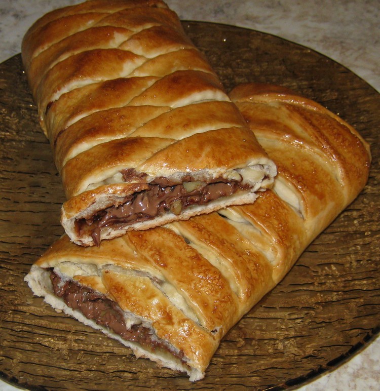 Плетёнка с шоколадом и грецкими орехами