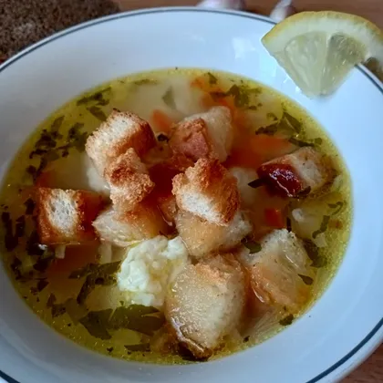 Суп с сырными клёцками на курином бульоне