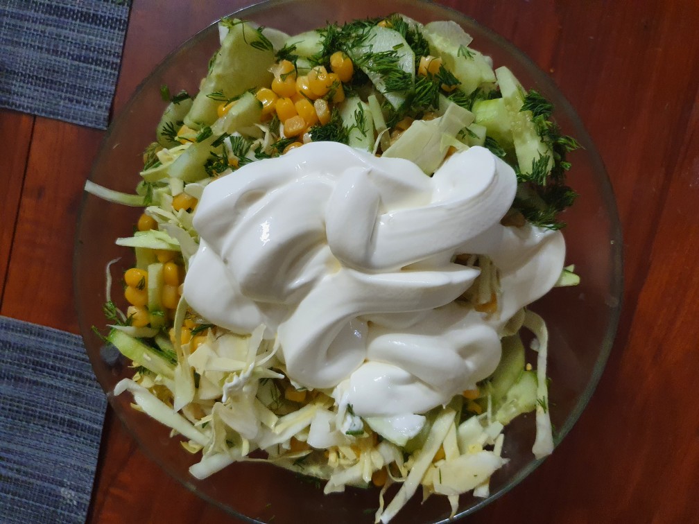 Салат с кукурузой и огурцами