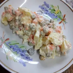 Салат из картофеля, моркови и зелёного горошка