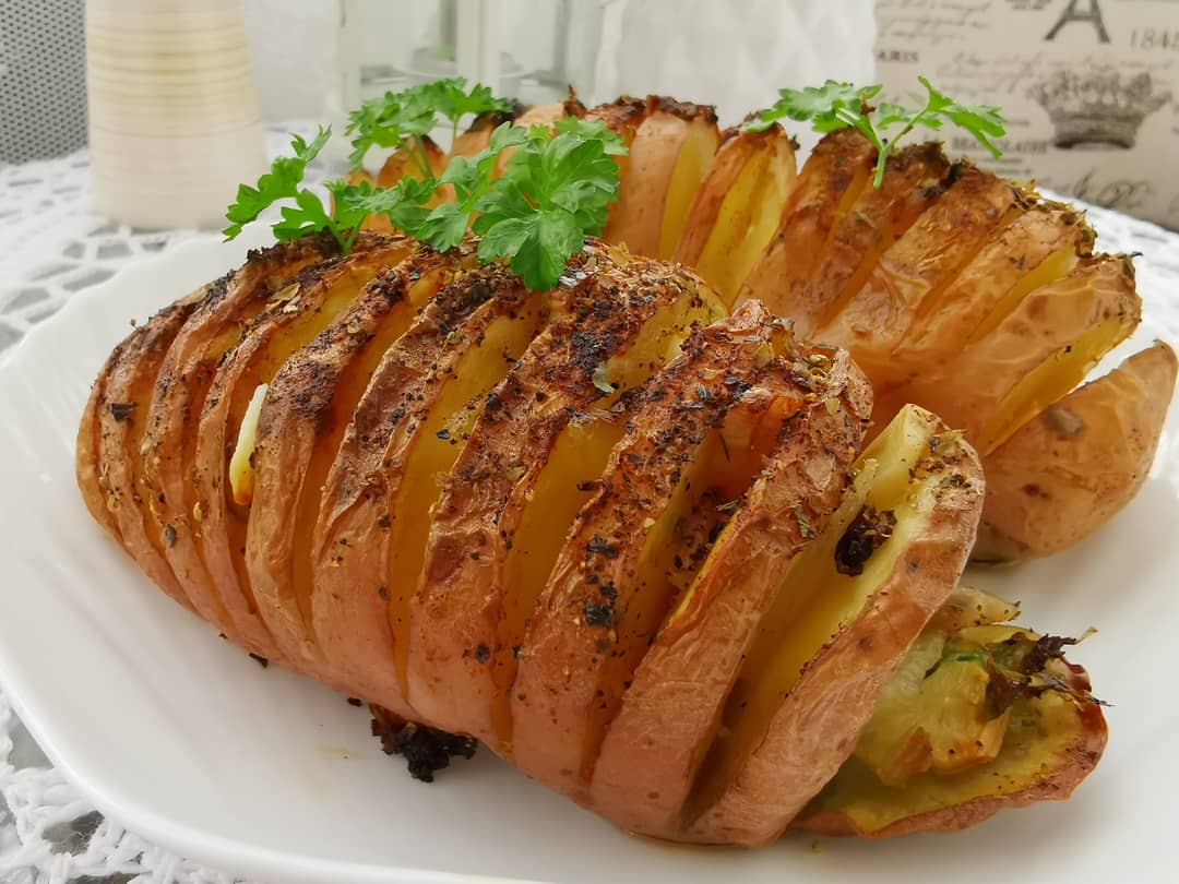 Запеченная картошка-гармошка с салом и помидором – пошаговый рецепт приготовления с фото
