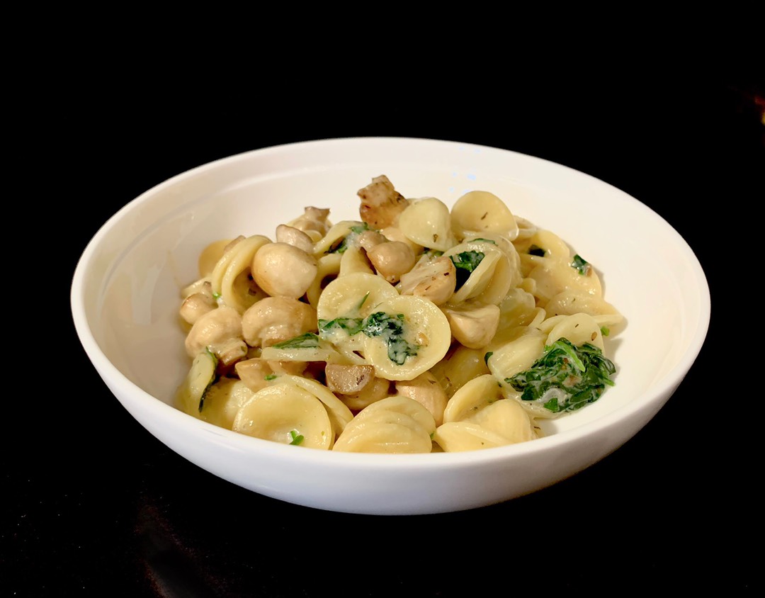 Pasta Orecchiette с голубым сыром и шампиньонами