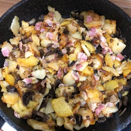 Жареная картошка с грибами и беконом