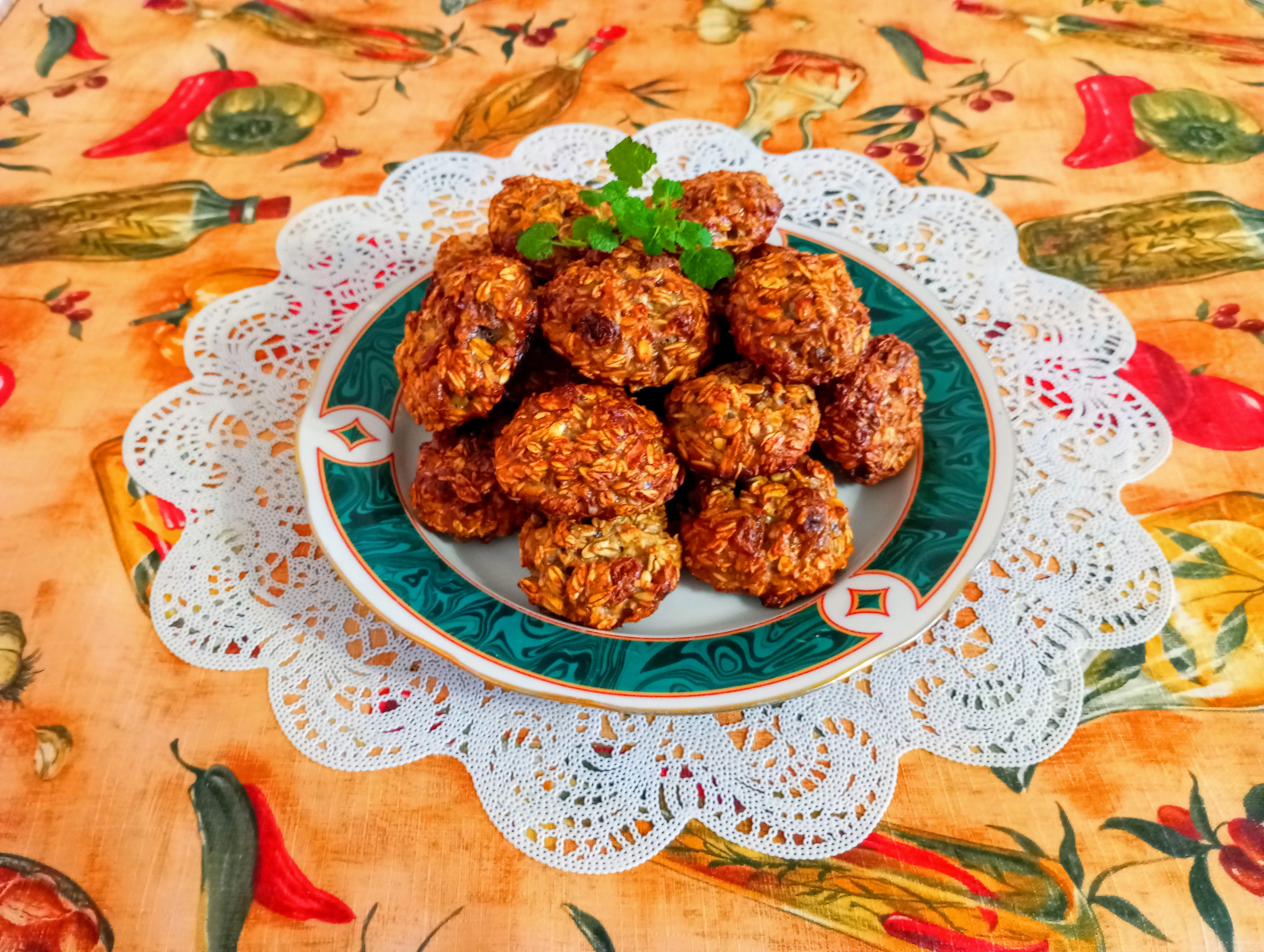 Овсяно- творожное печенье  с изюмом и орехами