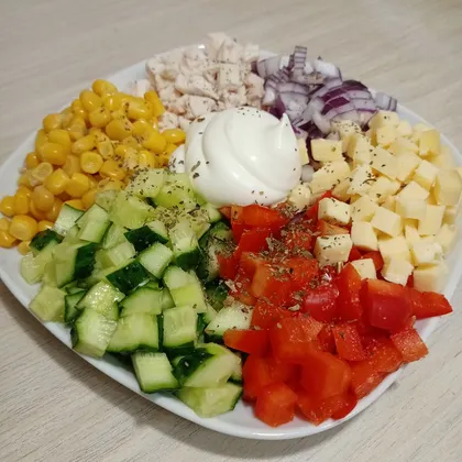 Яркий салатик с овощами и курочкой