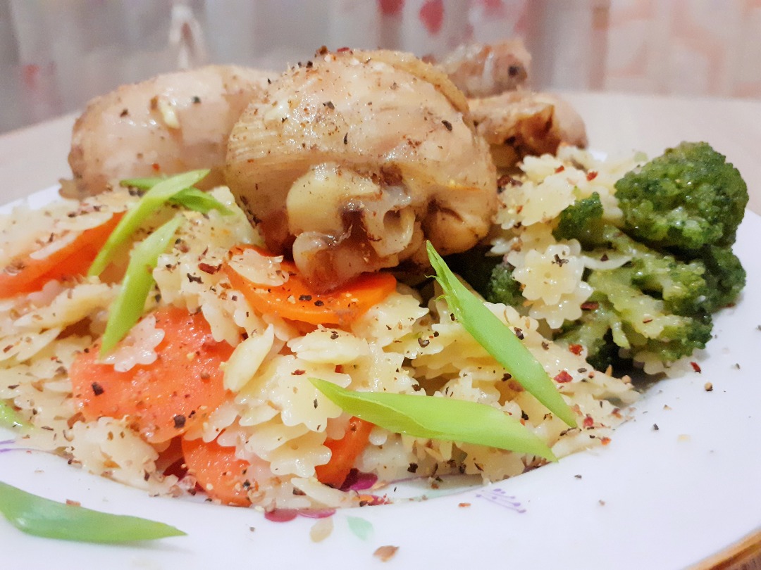 Макароны с курицей и овощами