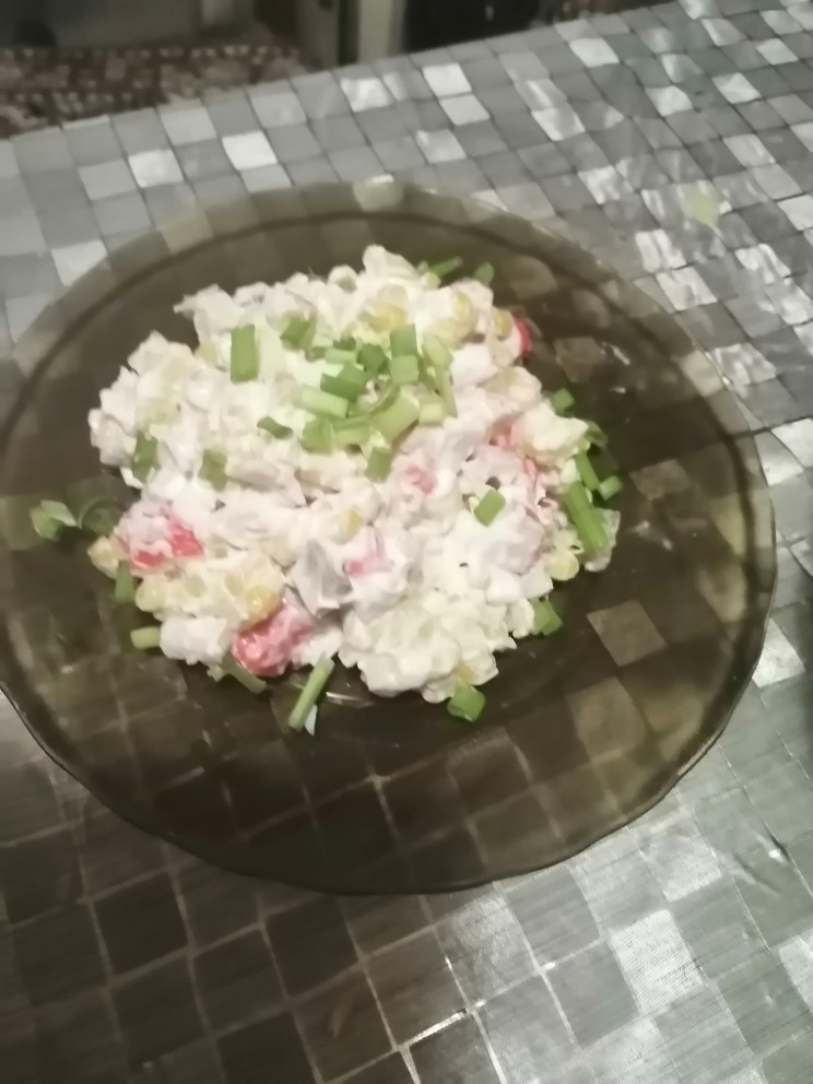 Крабовый салат с солёными огурцами