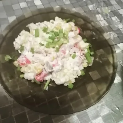 Крабовый салат с солёными огурцами