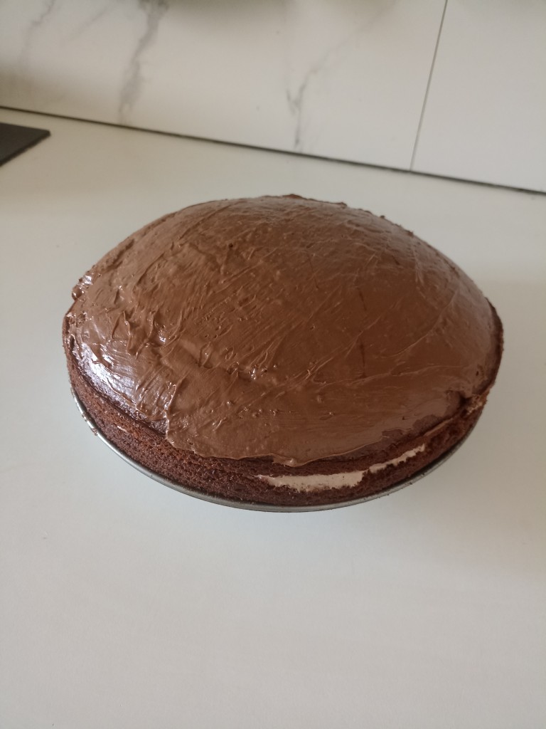 Шоколадный торт с творожно-сметанным кремом и ягодами