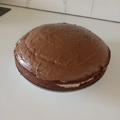 Шоколадный торт с творожно-сметанным кремом и ягодами
