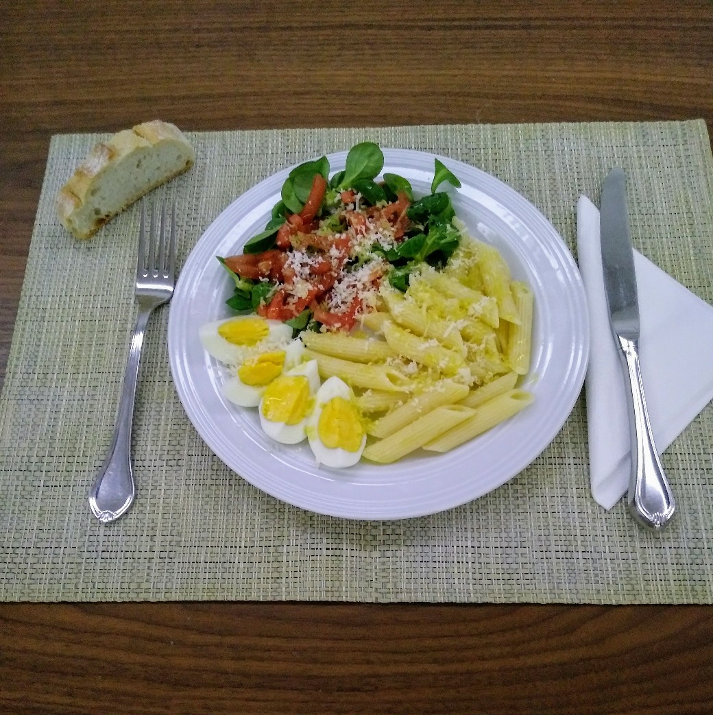 Макароны с яйцом и салатом
