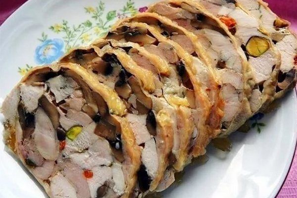 Рулет «Рождество» из курицы с фисташками