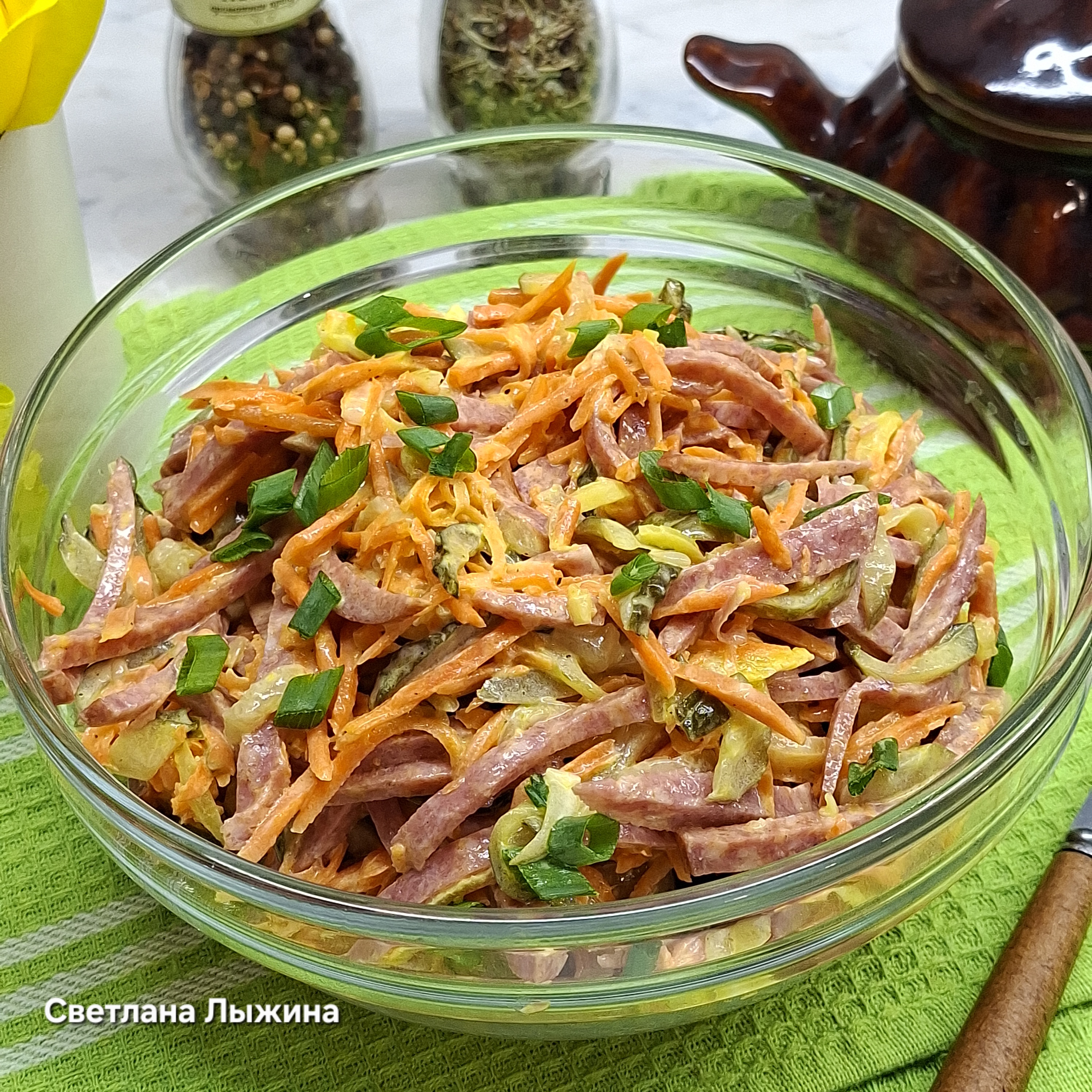 Салат с колбасой и маринованными огурцами