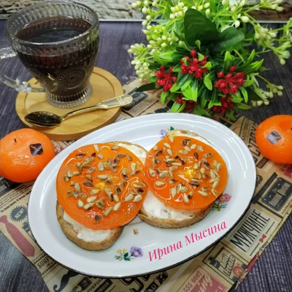 Тосты с хурмой и плавленым сыром