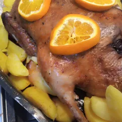 Утка Рождественская с яблоками и черносливом