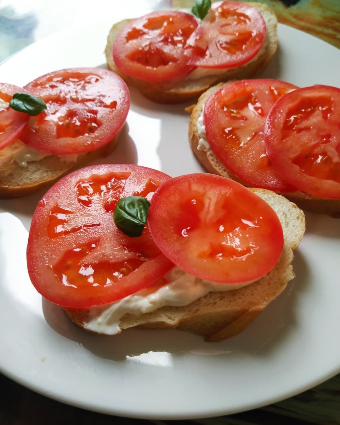 Рецепт бутерброда с помидорами, сыром и чесноком