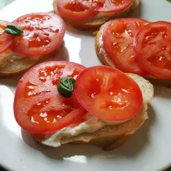 🌿 Бутерброды с помидором и чесноком