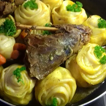 Мясо в жаровне с овощами и картофельными розами