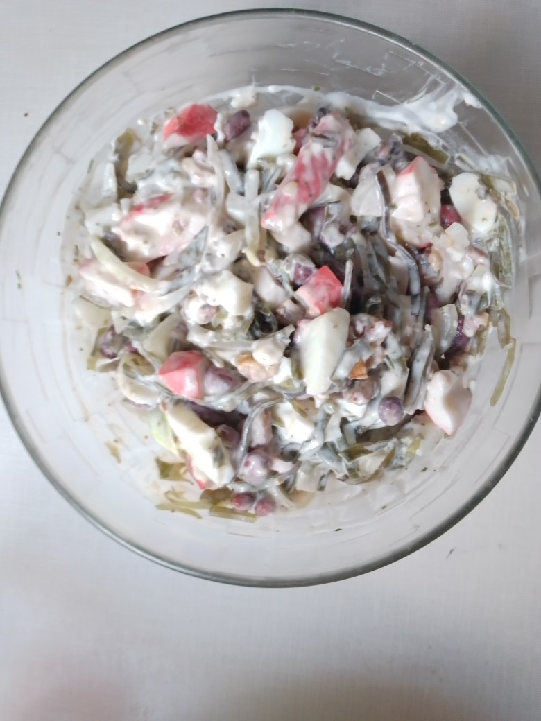 Салат с морской капустой крабовым мясом и фасолью