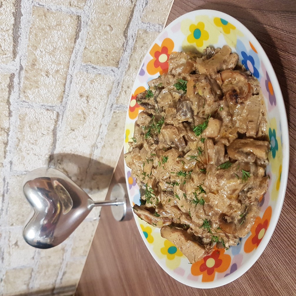 Картошка в сметане с сыром и грибами