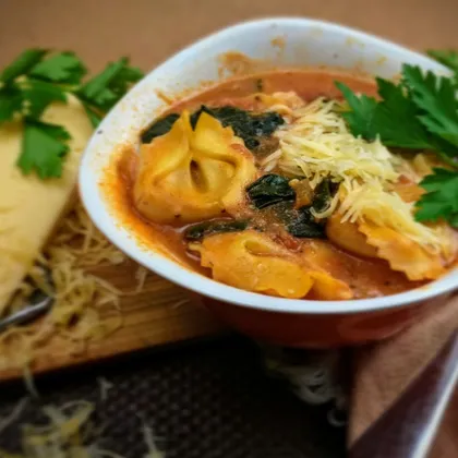 Итальянский томатный суп с тортеллини и шпинатом