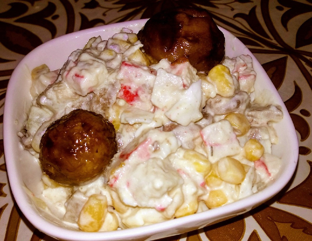 Крабовый салат с копчёной скумбрией и шампиньонами