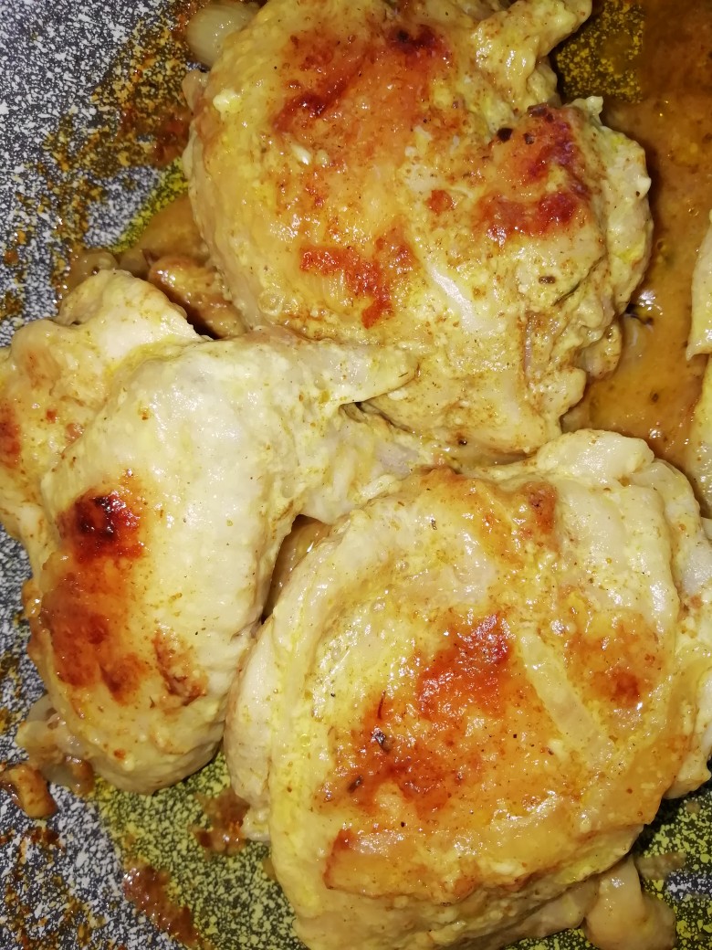 Курица с майонезом, жареная на сковороде