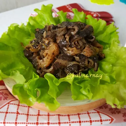 Салат из морской капусты с кукумарией по-корейски. Korean-style seaweed salad with cucumaria.