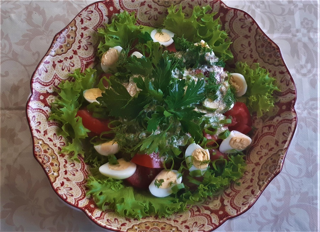 Салат с королевскими креветками, авокадо, яйцами и помидором