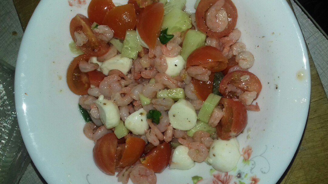 Салат с креветками и сыром моцарелла