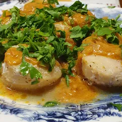 Гребешки с соусом карри