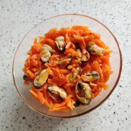 Салат из моркови с мидиями