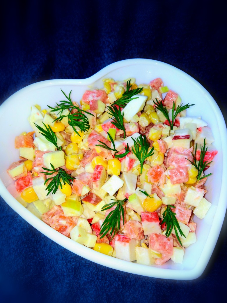 Салат весенний из крабовых палочек, моркови и яблока