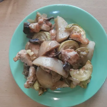 Запечённый картофель с овощами и курицей