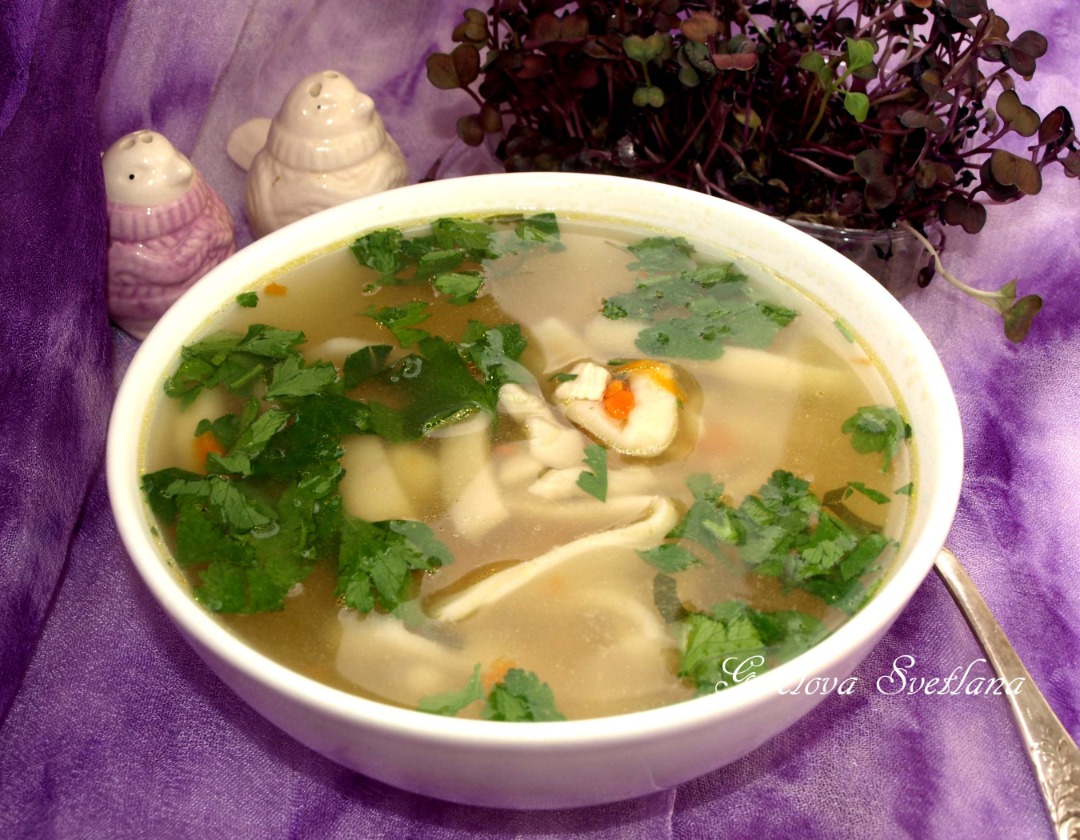 Куриный бульон с домашней лапшой