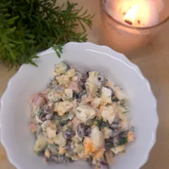 Салат с фасолью и колбасой